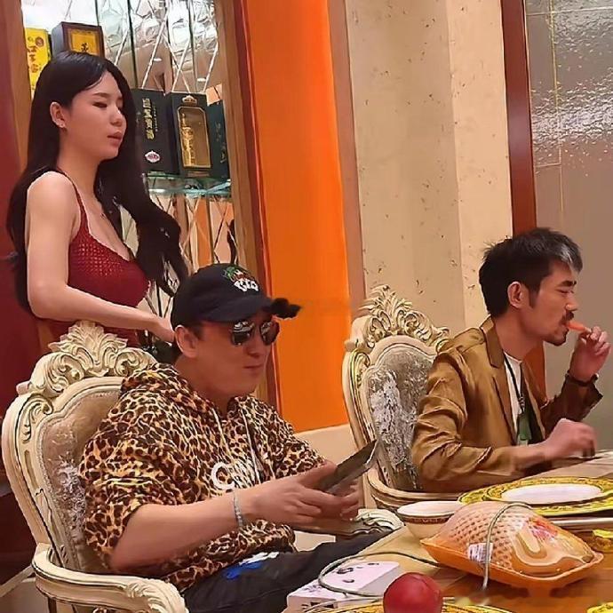 王思聪模仿者和朋友聚餐时的一幕，真的神似。