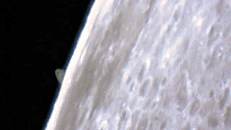 土星从月亮背后钻出来的那一瞬间。