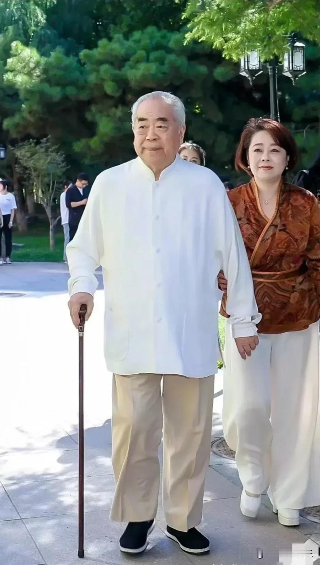 范曾娶了第四任老婆徐萌就不认亲生女儿范晓蕙，范晓蕙还是很孝顺的，一口一句父亲的叫