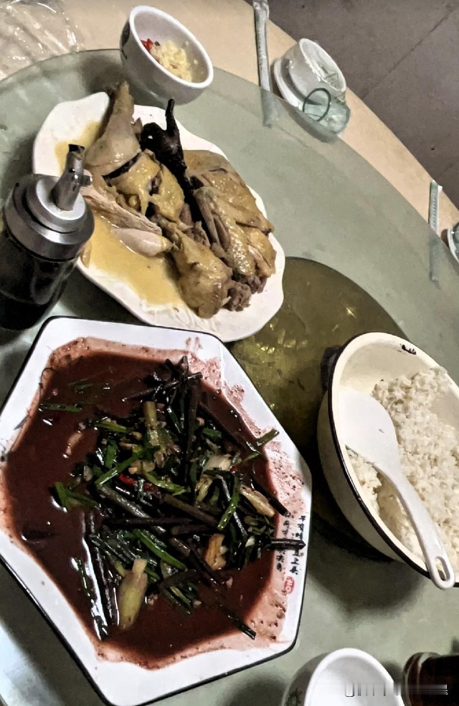 你被餐馆“宰”过吗
 
谁出门吃饭没踩过几次坑？明明菜单看着平价，结账时悄悄加服