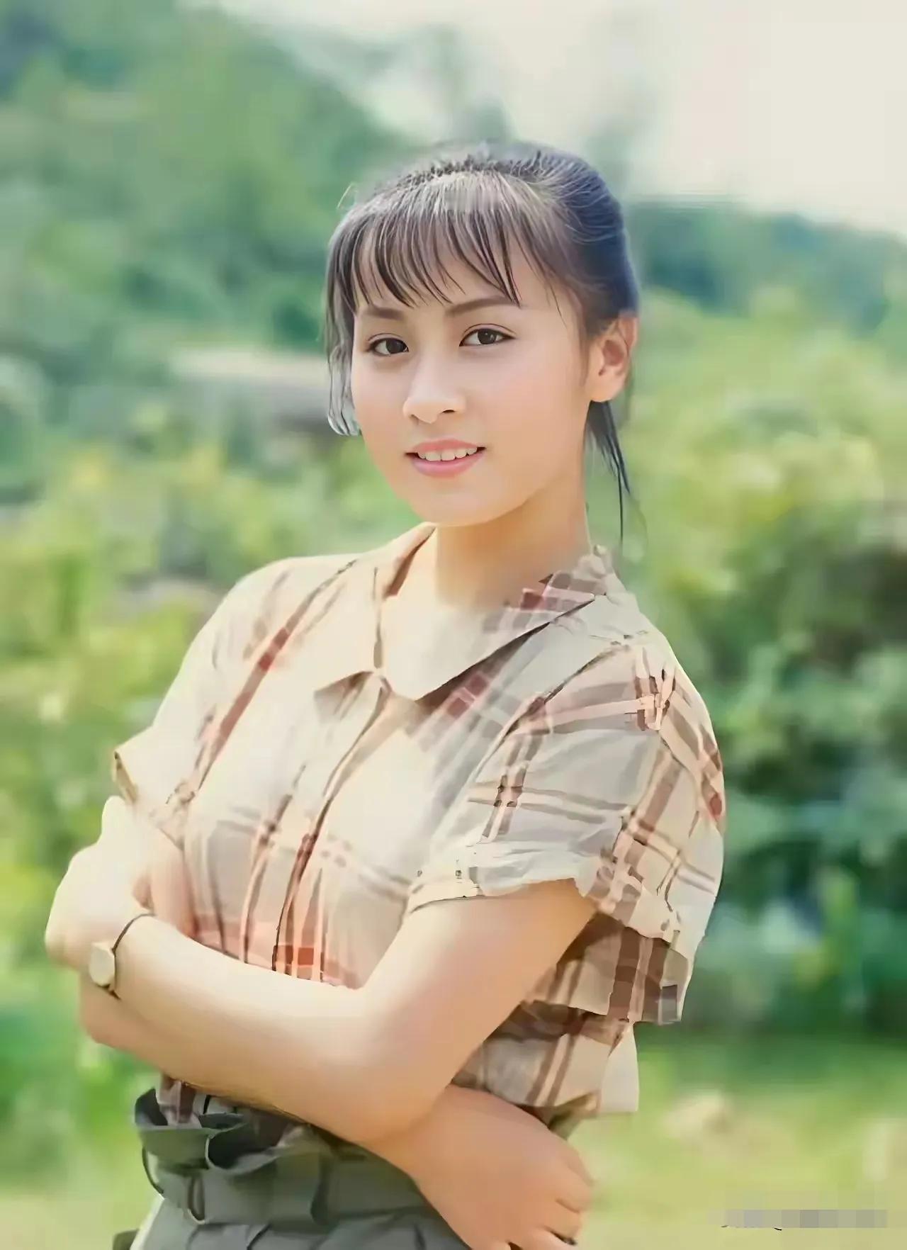 年轻时的刘嘉玲长得像花儿一样，散发着神秘的气质，好美好迷人。
如今美人迟暮，不变