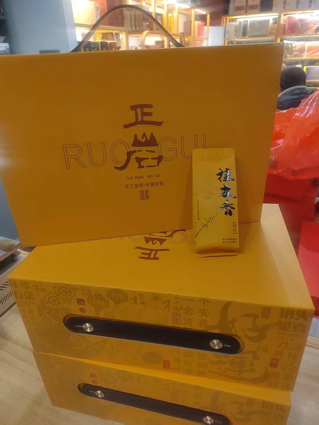 大红袍肉桂我有做了两个特惠款的，自己喝普通招待客人的这两个也可以的。今年快递没停