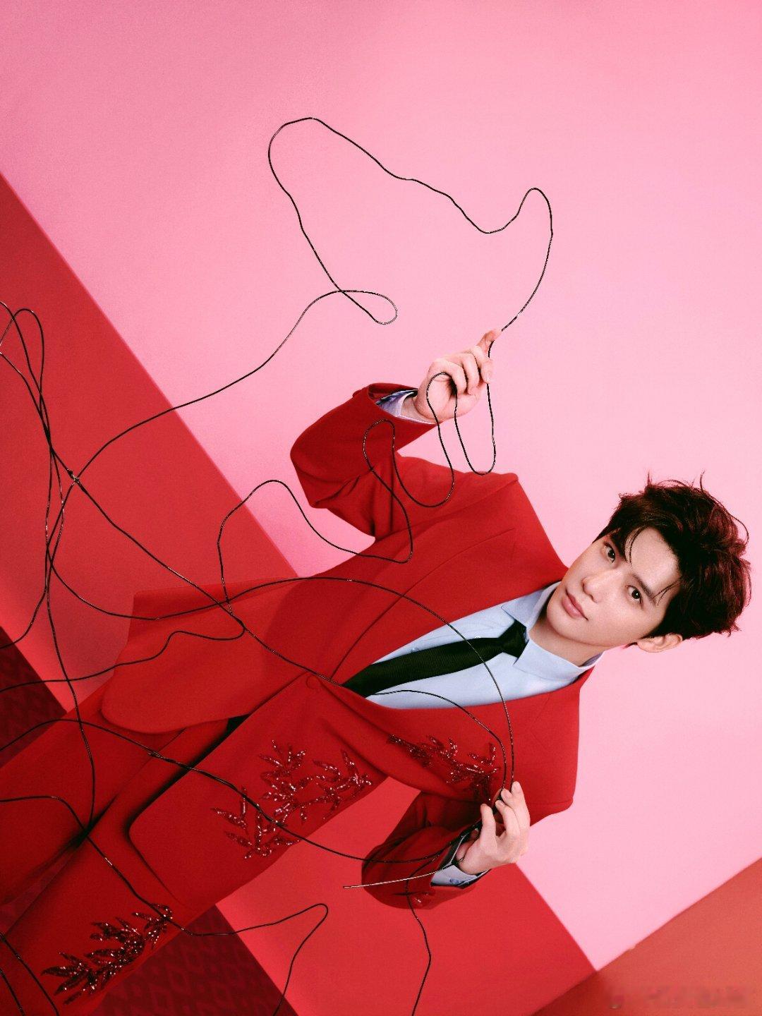 王安宇皮衣黑色背心造型黑皮衣配背心居然能这么有层次感，王安宇的肩颈线我直接吹爆！