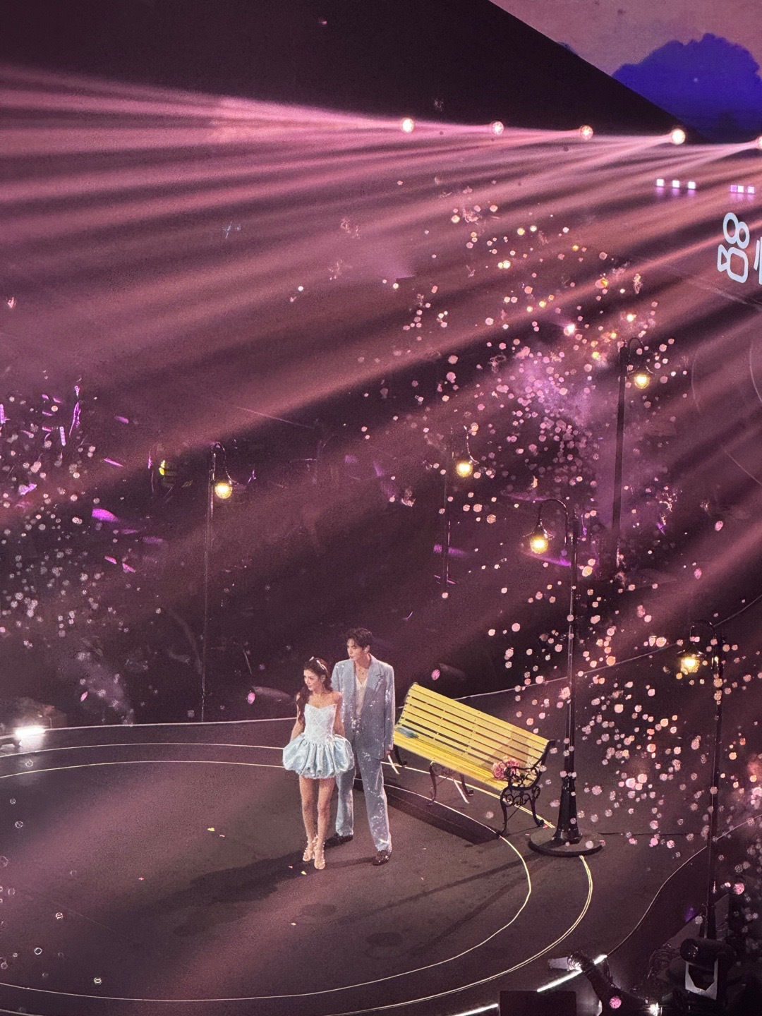 💛 《热恋情节》这个视角好美