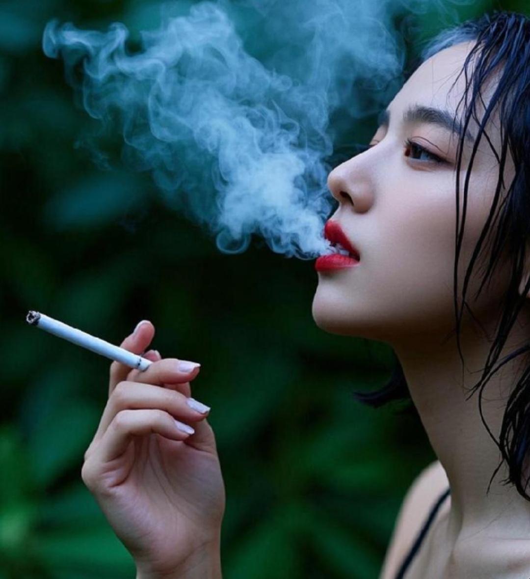刚才去小卖部买泡面，走到屋里看到里面有两位很年轻的美女在买烟。看她们两个付完钱，