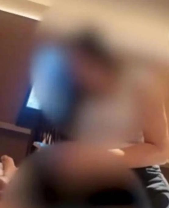 江苏苏州一男子叫女技师上门服务，不料快结束时，女技师突然趴在男子身上，触摸男子隐