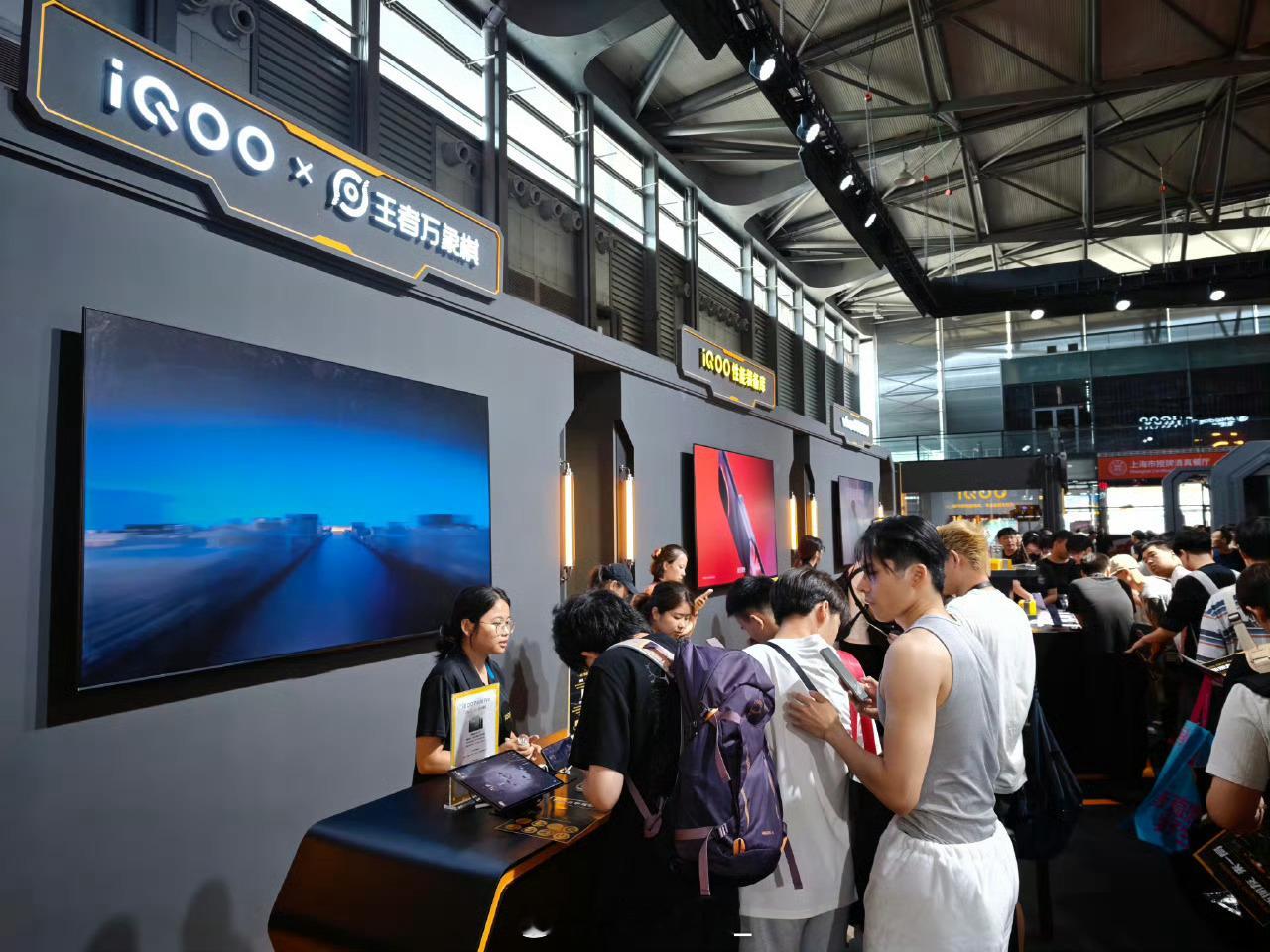 打卡ChinaJoy iQOO展台，电竞氛围感拉满！KPL十周年展区、王者联动、