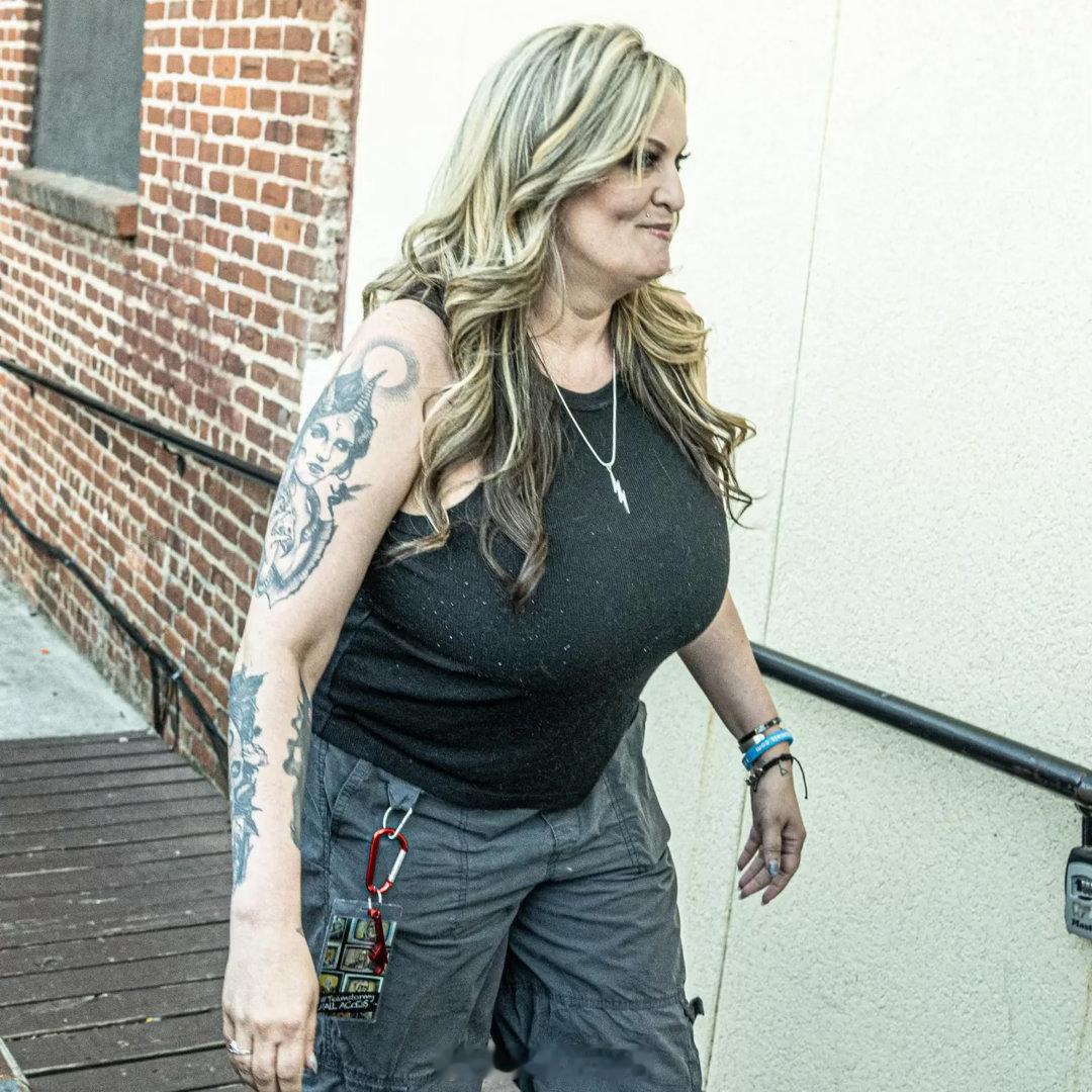 媒体拍到了当年让特总统陷入封口费门的成人影星风暴姐近况。她今年47岁，本名Ste