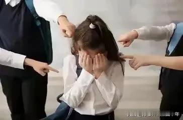 李玫瑾教授的观点就是这样的，面对霸凌，必须还手，打不过也得打；一味挨打，只会招致