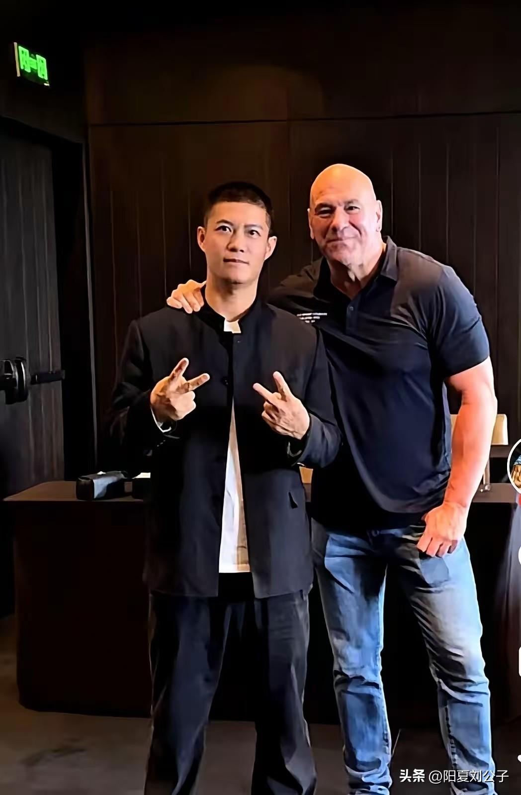 别再嘲笑赵鸿刚了
他参加扇耳光大赛就是圈套
不会真的以为，一个外国商人拿着真金白