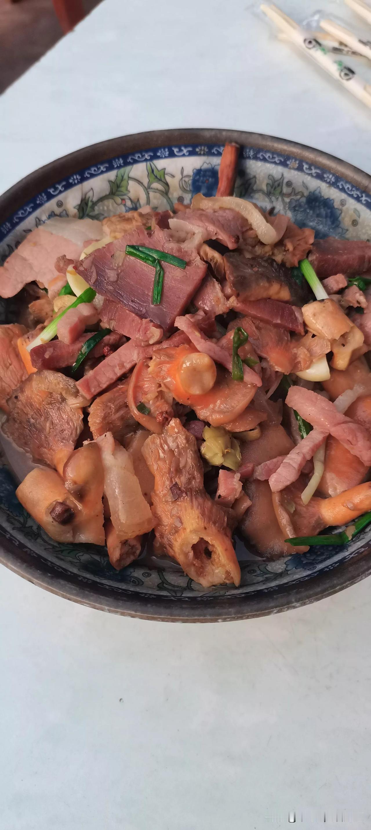这几天，天天炒菌子。火腿肉炒菌子。特别的香，火腿汤煮豆子，味道也不错的，苦死苦活