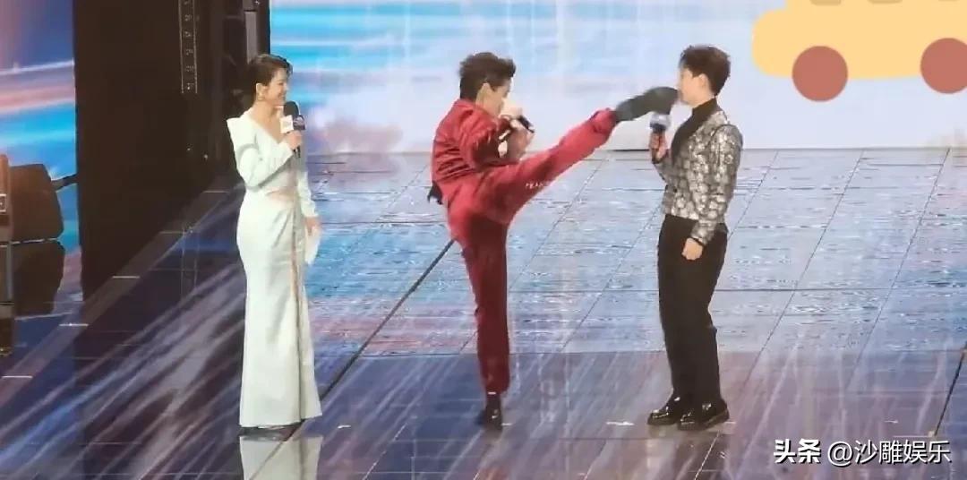 向佐，又搞事了！

3月11日中午，向佐又双叒叕冲上热搜第一了！这次不是在电影里