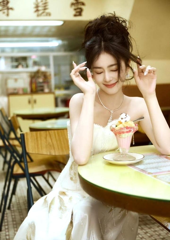 白鹿 🍍白鹿 没有白走的路 🍍白鹿爱奇艺尖叫之夜 

你的出现为我带来了永恒