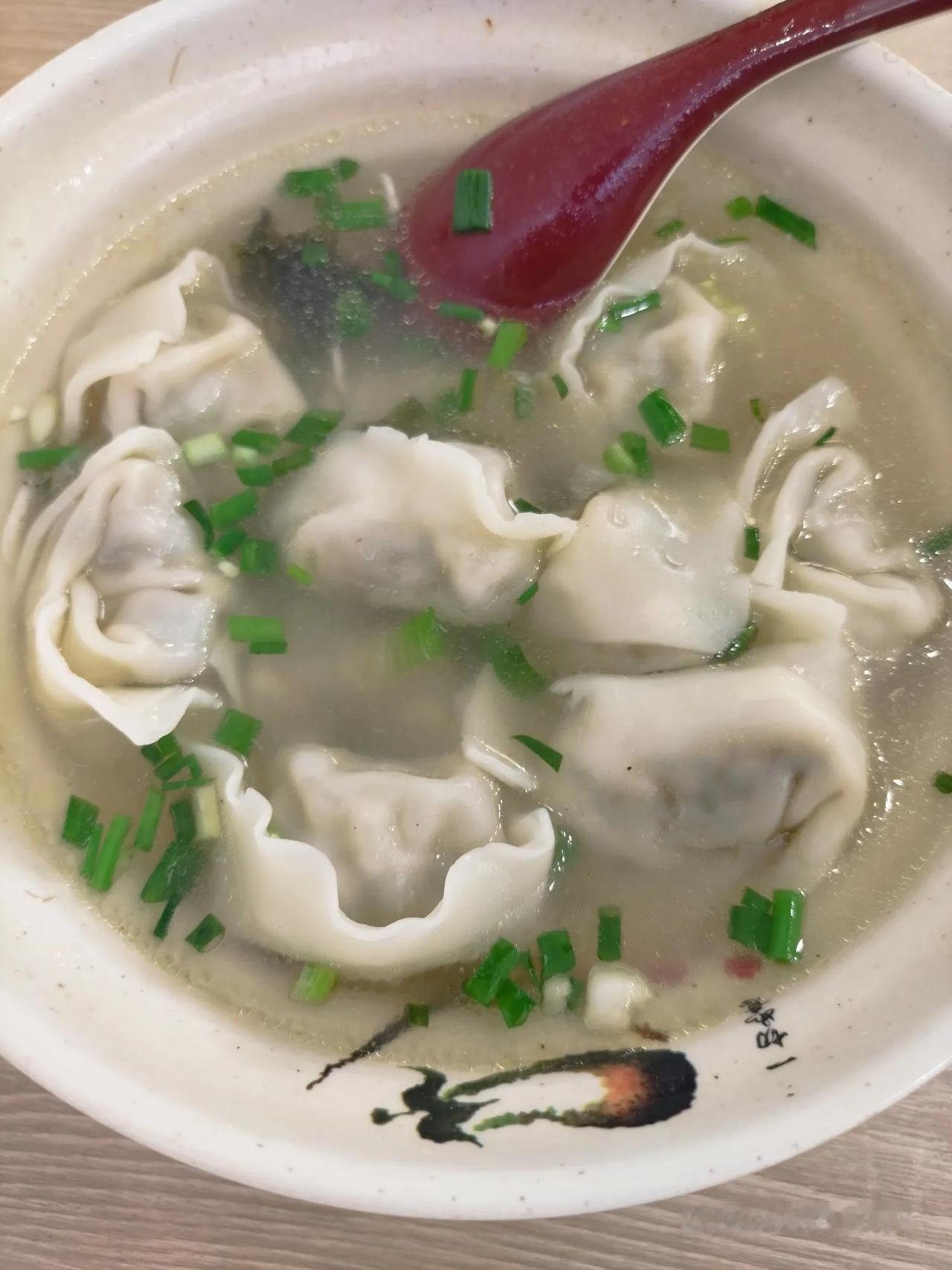 今天中午，我花了10元钱吃了一碗大混沌，这是南通市人最爱吃的一道美食，10元钱的