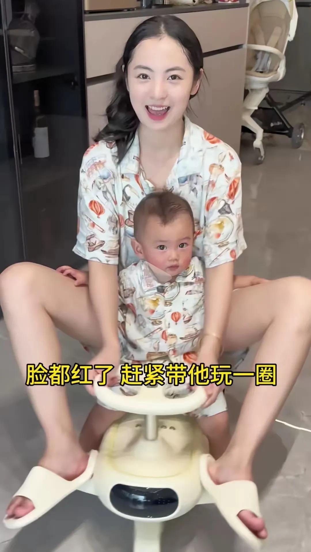 这娘俩太幸福了，母亲陪着自己的孩子玩，穿着相同款式的衣服，这种面对面的亲子教育，