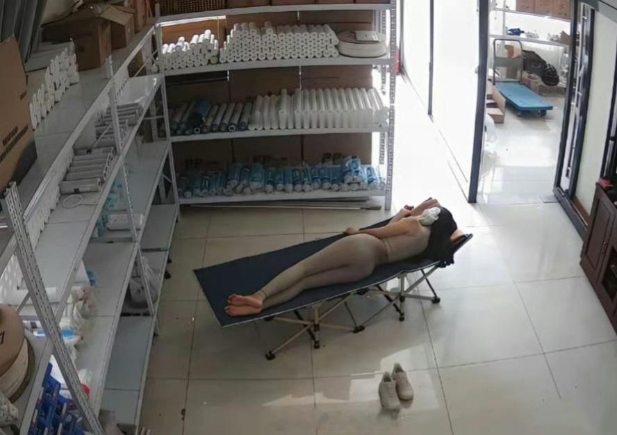 看老板娘太辛苦了，睡库房。