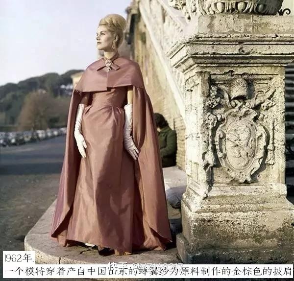1962年，一位模特身着来自中国的蝉翼沙料时装，那画面想想就美。60年代，二战过