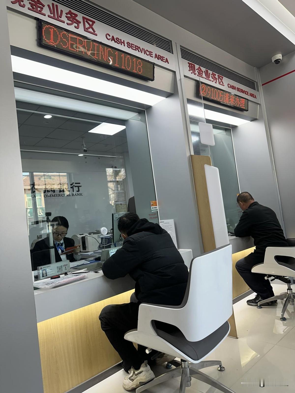 2005年云南昆明，女子从银行借款3万盖房子，期限为2年，3年她分4次把本金还清