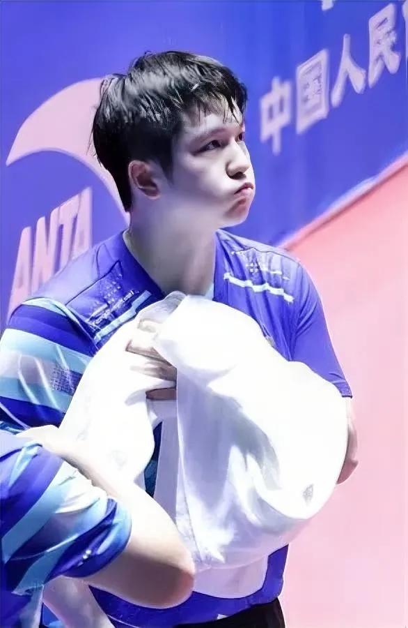 突然发现，樊振东的粉丝变了。

不是不喜欢，是喜欢的点“变”得更“疼”了——
