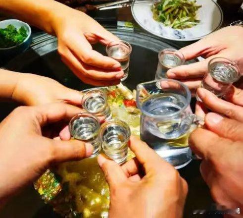 这届年轻人为什么开始认真喝酱香酒了 年轻人正在夺回对“怎么喝”的定义权。他们抗拒