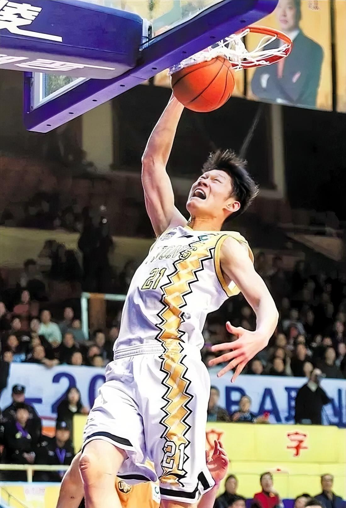 得内线者得天下！男篮世界杯预选赛亚洲中锋表现分档：

第一档：
胡金秋（中国）弗