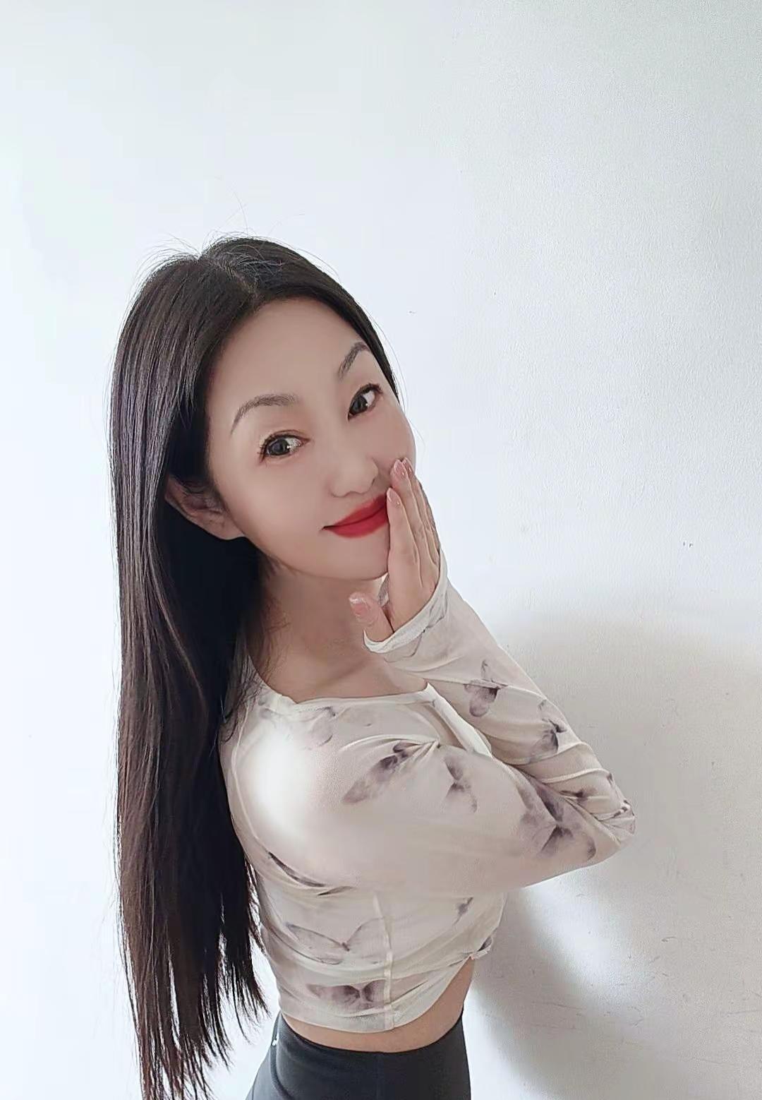 女人什么样 女人味就什么样 性感不是穿的少 而是看你的眼神刚刚好日常随拍记录