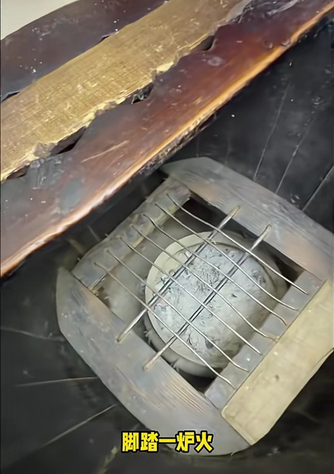 我们家乡的火桶，冬天烤火取暖，至今还有，虽然火炭升级到电火桶，但是火炭是我童年最