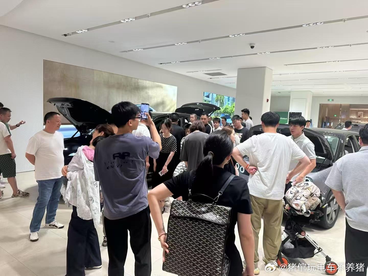 一个月没见，蔚来变成了我从不敢想象的样子[作揖]蔚来全新ES8，第一个周末。这盛