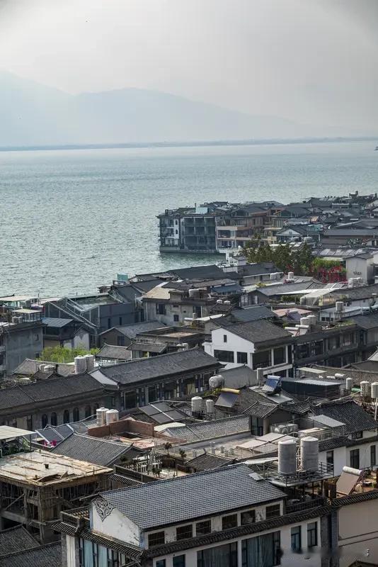 大理洱海周边房屋建筑多，有历史和现实的原因。从历史上看，唐朝时大理是南诏国所在地