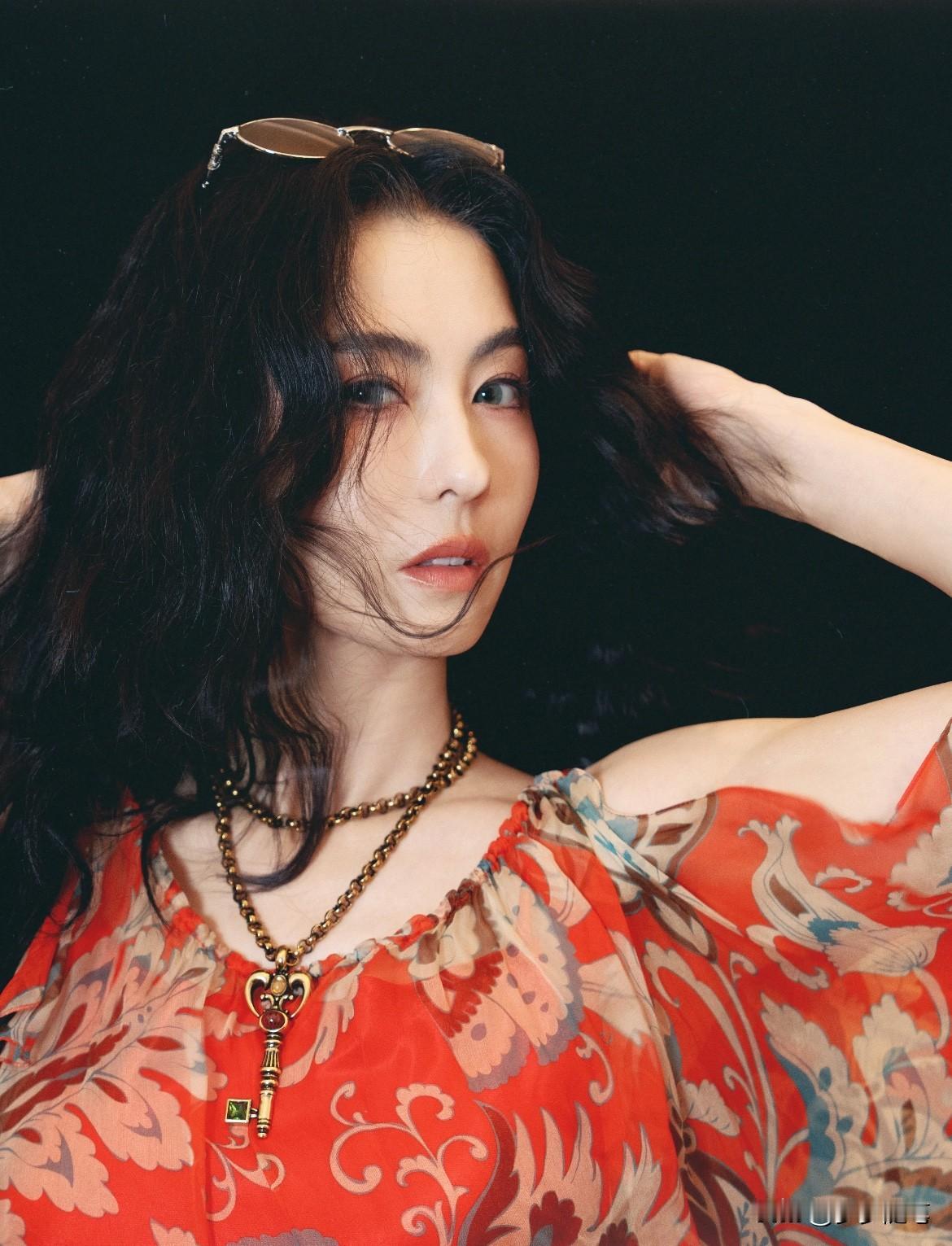 主持人问张柏芝:“当年发生照片的事，然后又离婚，你现在后悔发生这些事吗？”

她