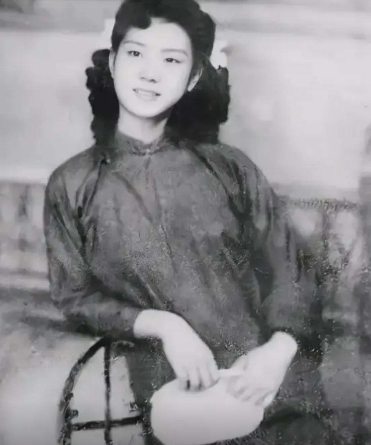 1949年，特务头子毛森，抓捕了一个交际花小姐，审讯时，毛森用刀划开她的衣服，轻