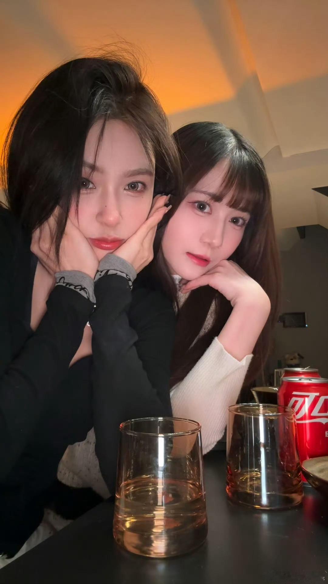 塔子姐的脸还是太权威了lpl女解说Rita分享与朋友合照：朋友要回家了 提前祝他