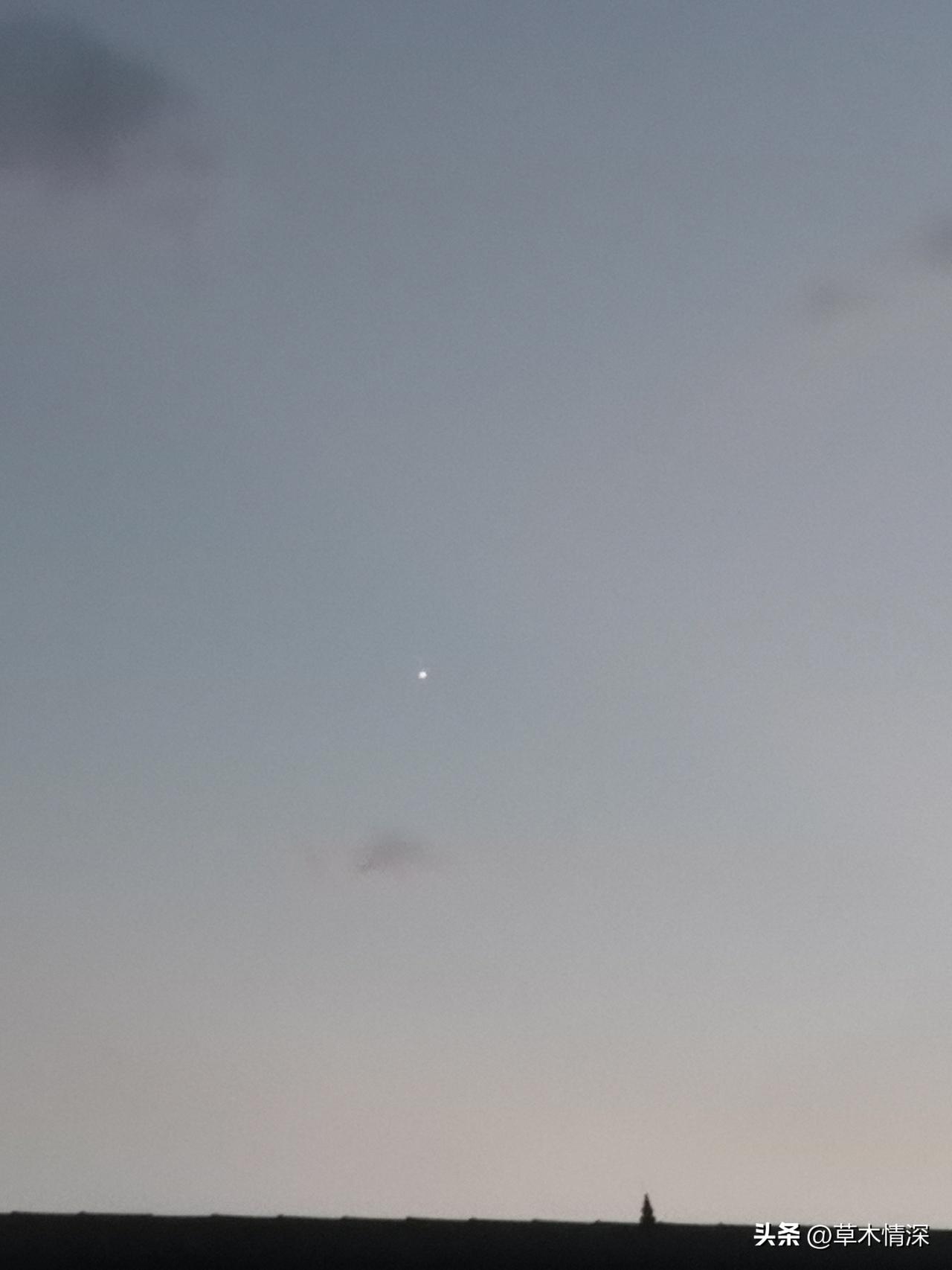 今天晚上坐在院子里面乘凉，刚才都看见天空上的云彩遮住了太阳落坡的山头，看不见什么