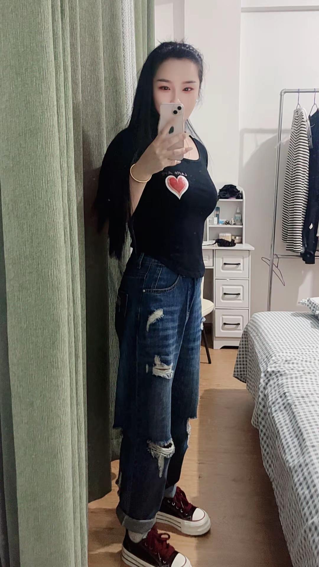 终究还是穿不了碎花裙，跟高跟鞋，宝，五一就不陪你了，我不配，我都是破洞的牛仔裤，