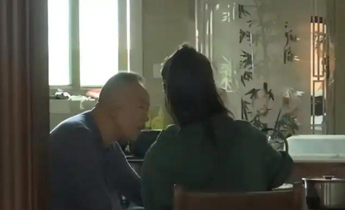 断臂儿子独自伺候父母20年，还债卖了套老房子。母亲转头一个电话打给国外三个子女：