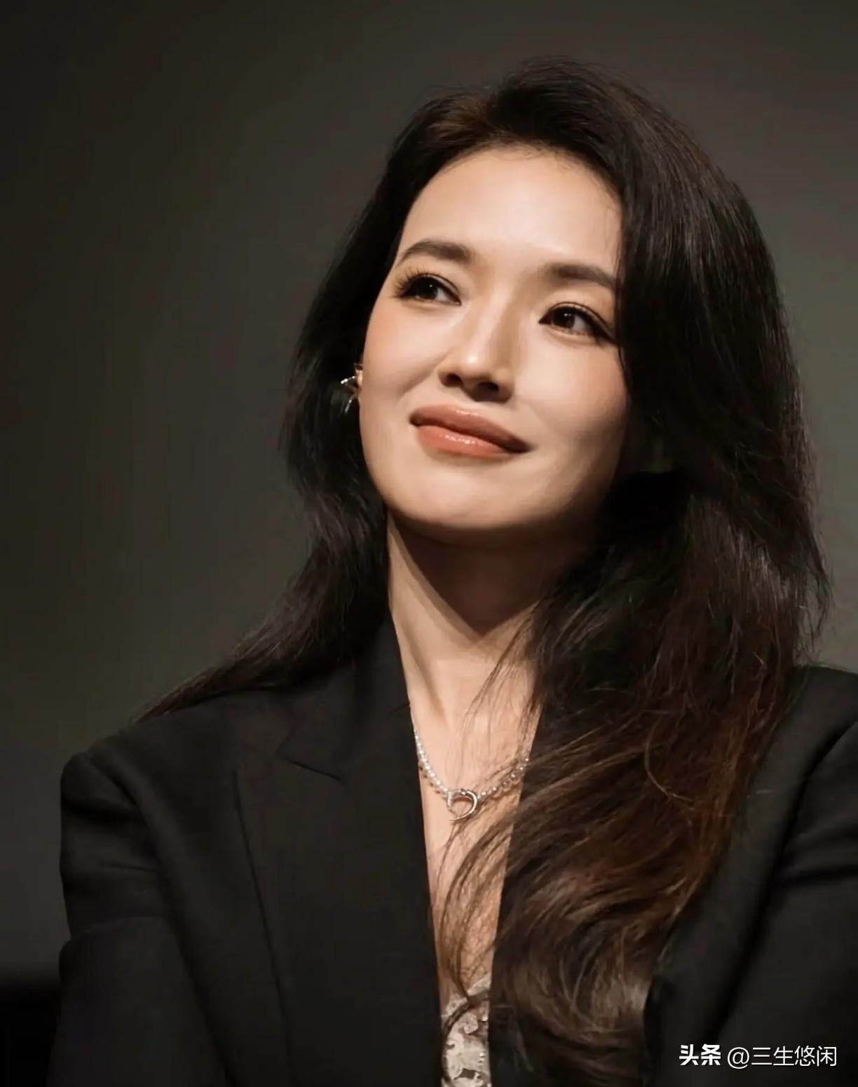 舒淇50岁生日后大方承认:“我卸了妆，就是个50岁普通女人的模样，有皱纹，有眼袋