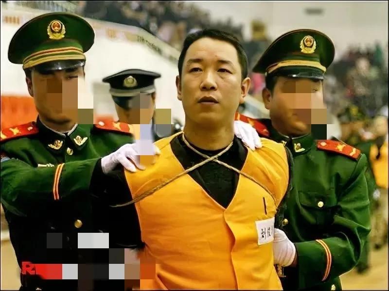 2006年，湖南娄底，死刑犯刘俊勇，即将被押赴刑场，照片中的他已经被五花大绑了起