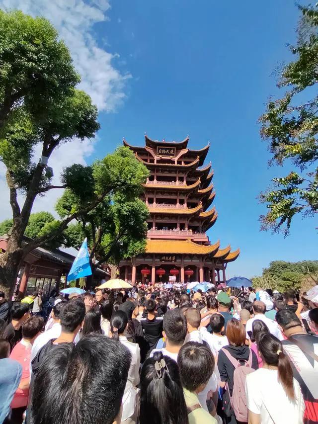 2024国庆假期首日，武汉位居国内旅游热门目的地城市第八太厉害了。

前十名分别