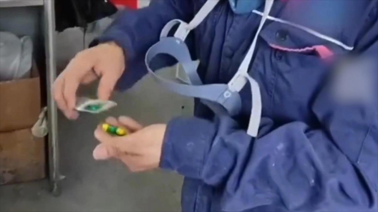 广西河池的一家蓄电池厂出了个大新闻：工厂要求员工在体检前吃排铅药，而且是不吃药就