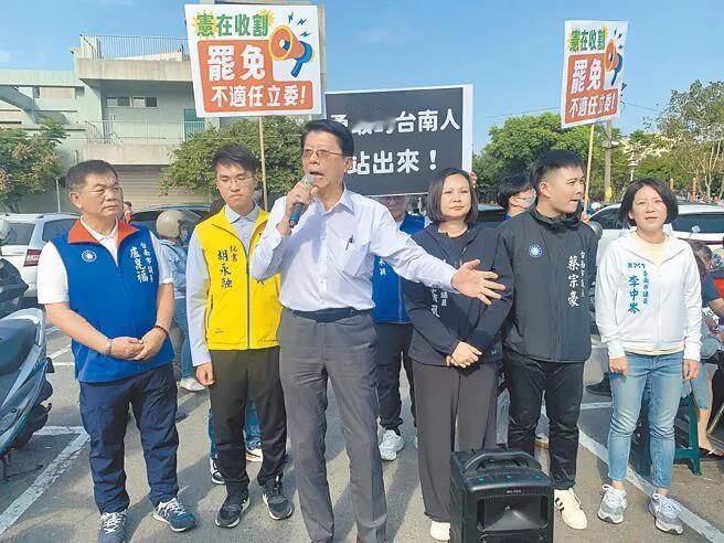 蓝绿大罢免攻防激烈，国民党谢龙介与台南市议会党团1日上午宣布台南启动「全面罢绿、