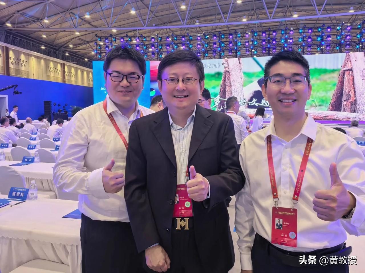正能量网络大V
参加今天中国网络文明大会主论坛
中国要成为世界强国
国民正确世界