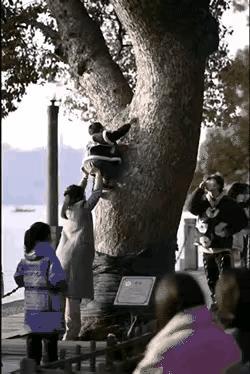 危险！当宝妈的一定要看这视频，带孩子出去玩耍，千万别玩有危险的动作，不然后果不堪