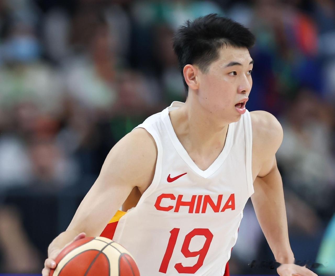 中国男篮虽然大胜但不足喜！希望大胜后中国男篮调整阵容，建议郭士强把朱俊龙调整为替