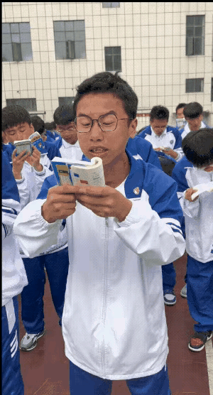 十年寒窗无人问，一举成名天下知。普通人改变命运最简单的办法无疑就是读书了。

#