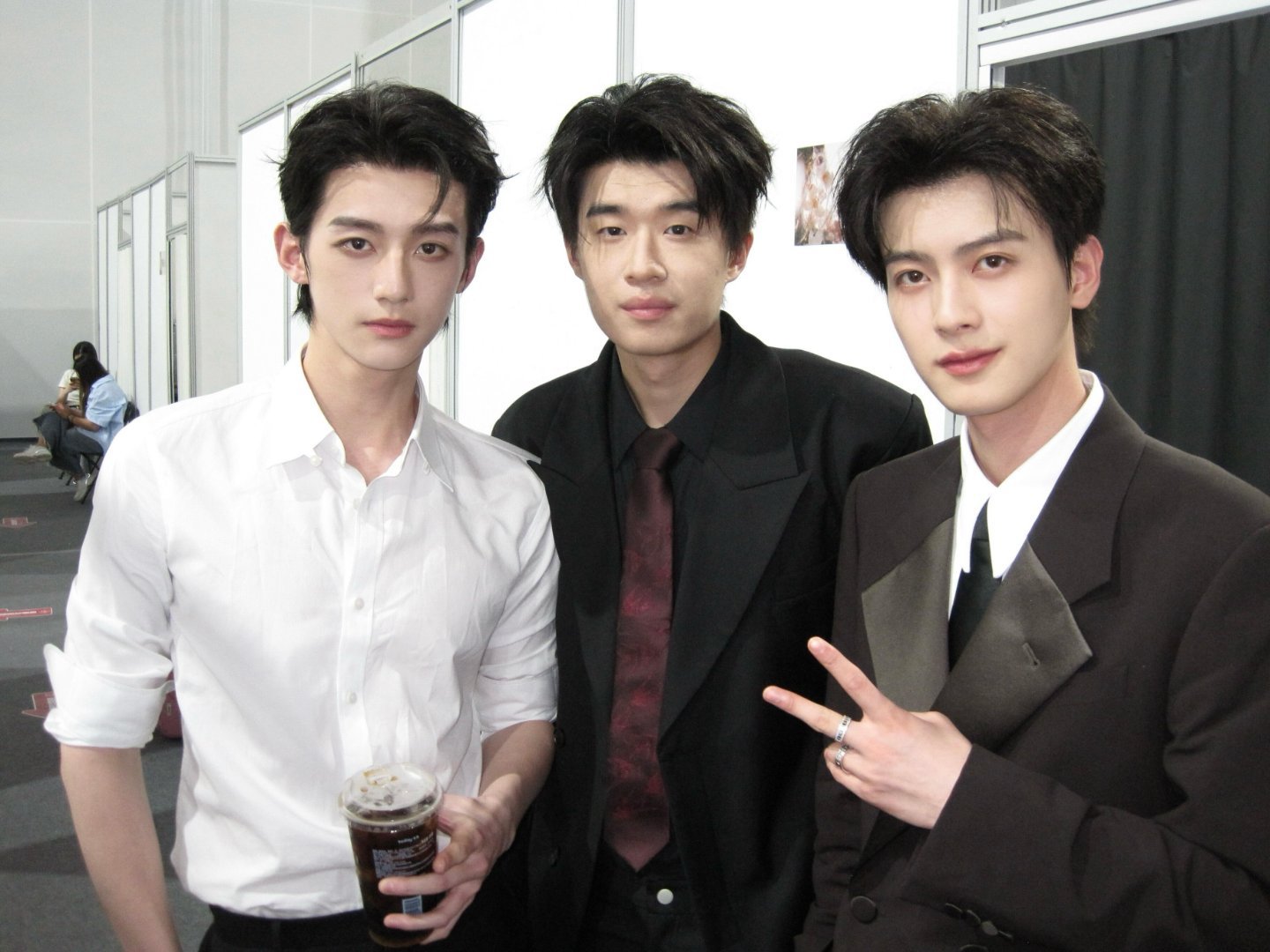 雷淞然陈鹤一赖伟明合照1999小分队合照缺李昀锐版 ！！差点忘了哥几个 