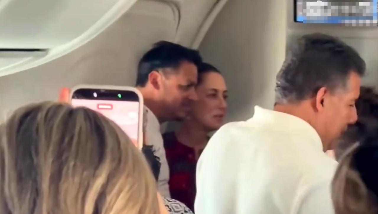 墨西哥女总统坐经济舱回国被围观！

当被认出来以后，飞机就沸腾了，都要去和女总统