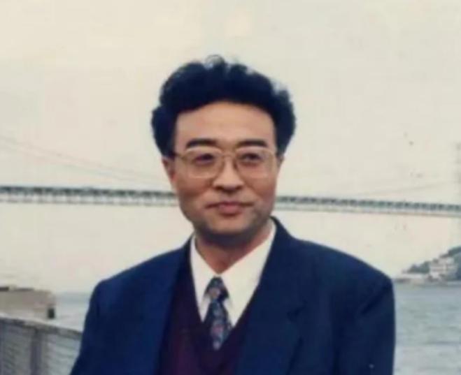 他名叫刘铁骑，是大贪官刘青山的儿子，父亲在1952年被枪毙的时候，刘铁骑才6岁，