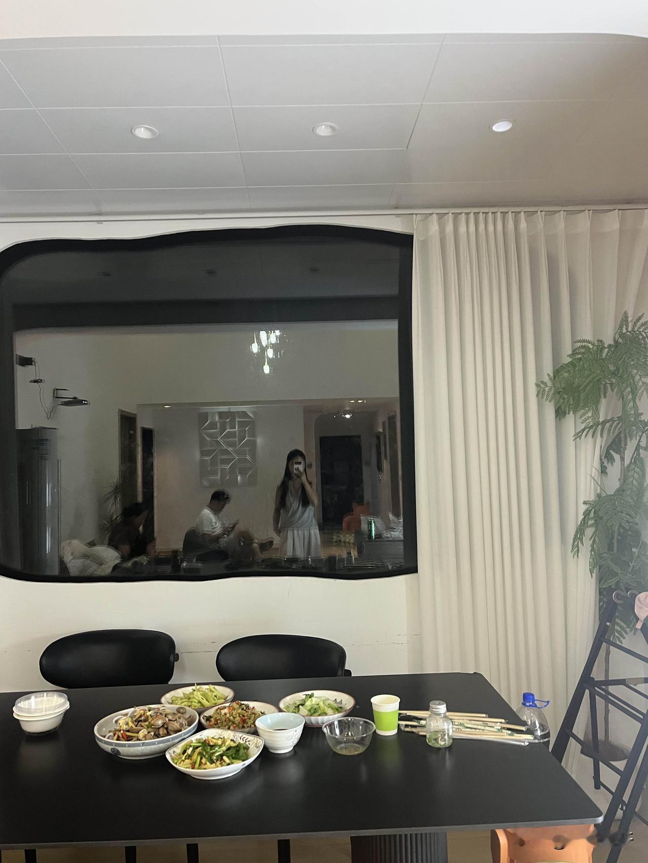 生活不必事事强求圆满，懂得接纳缺憾，放平心态走好当下，平凡日常也自有暖意。