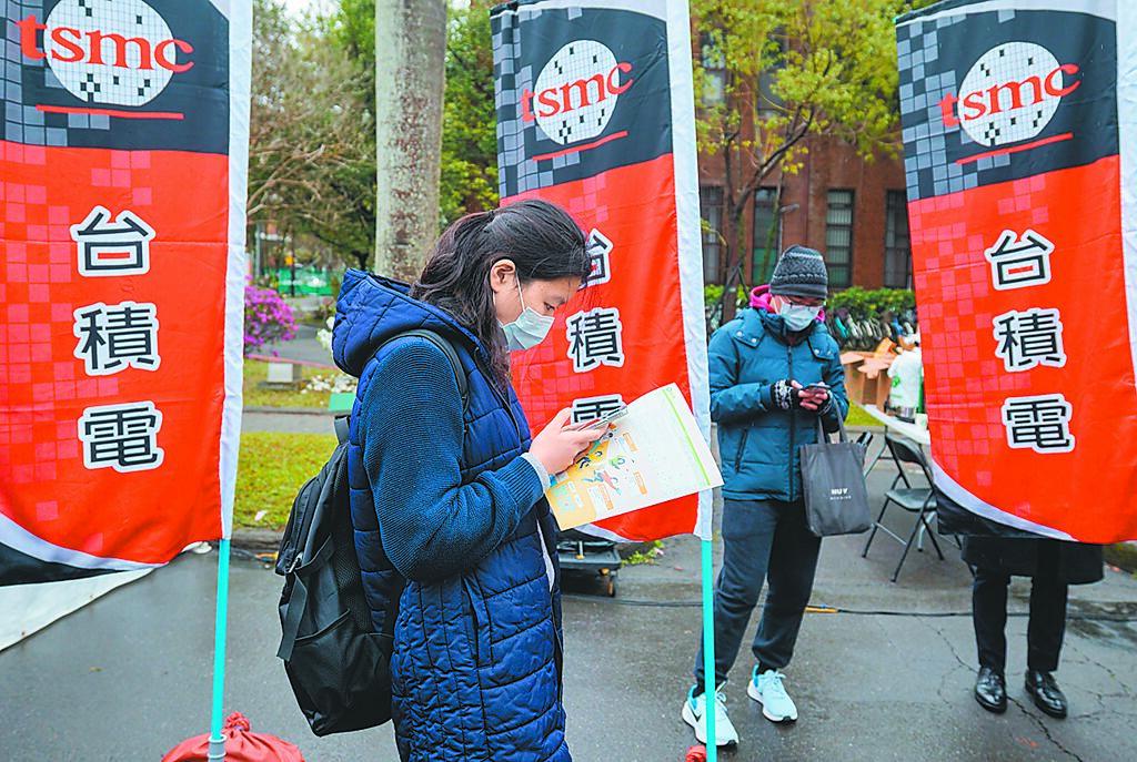 台湾经济一片繁荣，可当地的普通人，如今连买菜、用塑料袋都要掰着指头算计。明明整个