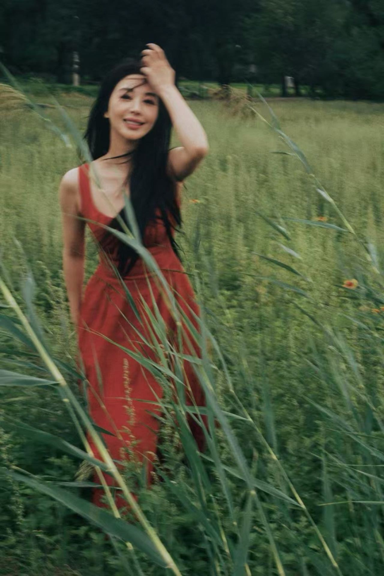 李菲儿美得好有生命力 美是具体的，是流动的！李菲儿这组红裙写真，把「生命力」彻底